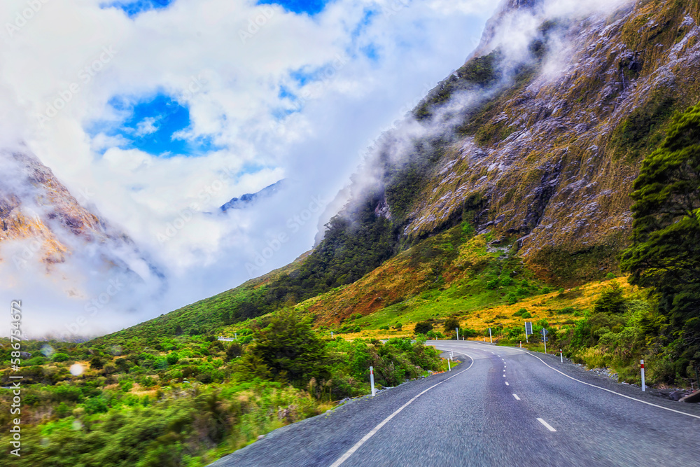 Naklejka premium NZ Milford Sound Vale Rd speed clouds