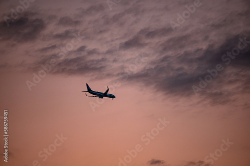 夕空を飛ぶ飛行機