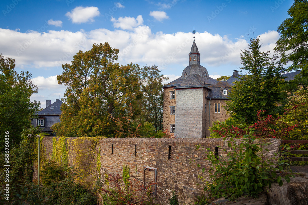 Schloss mit Stadtmauer im Sommer in Deutschland Schloss mit Stadtmauer im Sommer in Deutschland