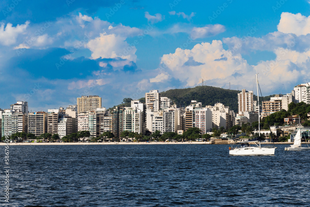 Obraz premium Guanabara Bay in Rio de Janeiro, Brazil with a hill in the background. Beautiful landscape and hill with the sea. Sailing boats in the bay. Icaraí beach, Niterói in the background