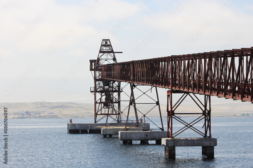 Muelle mecanizado abandonado oxidado Caldera, Copiapó, Chile