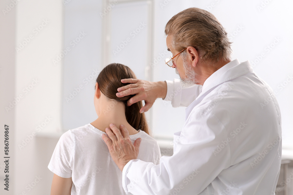 Obraz premium Professional orthopedist examining patient's neck in clinic