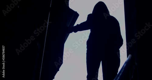 Persona saliendo de un edificio