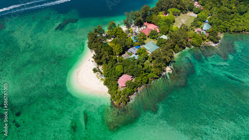 Fototapeta Naklejka Na Ścianę i Meble -  Manukan Island with a beautiful sandy beach. Tunku Abdul Rahman National Park. Kota Kinabalu, Sabah, Malaysia.
