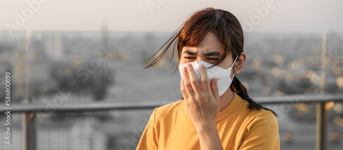 Bild auf Leinwand young Asian woman wearing N95 respiratory mask protect and filter pm2