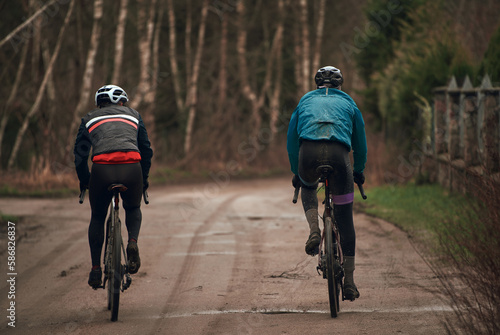 Φωτογραφία Gravel bike riding in rainy weather