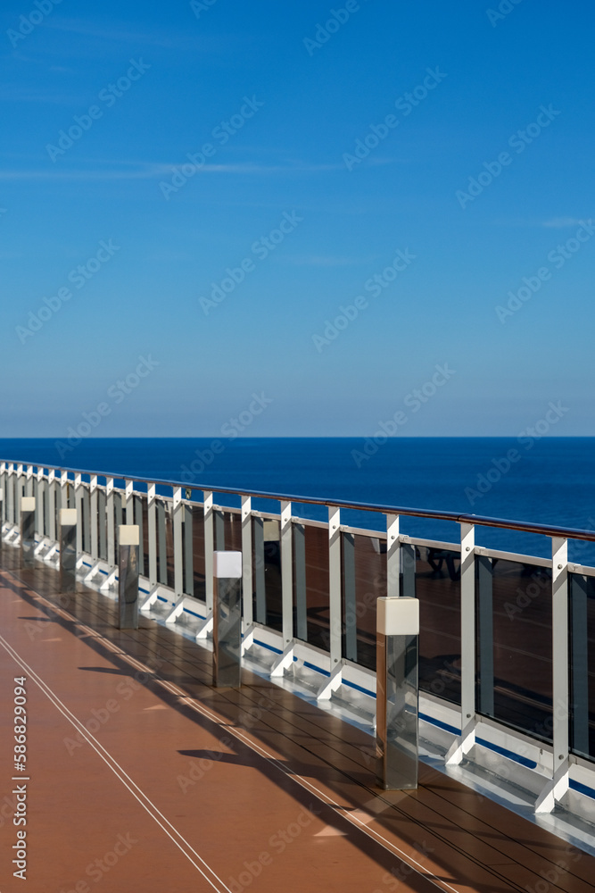 Obraz premium Outdoor jogging running walking track on deck of luxury cruiseship cruise ship liner with ocean views on sunny day blue sky