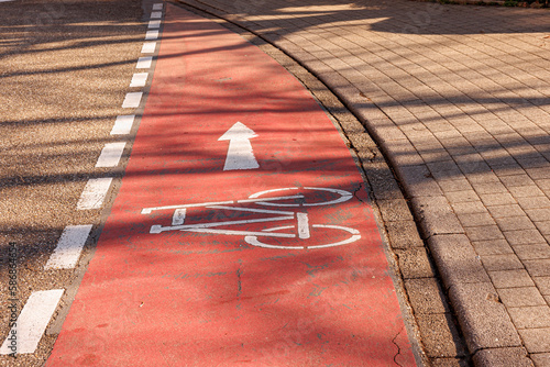 Rot markierter Fahrradweg photo