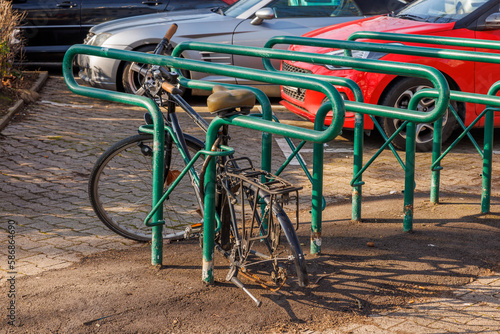 Defektes Fahrrad auf einem Parkplatz photo