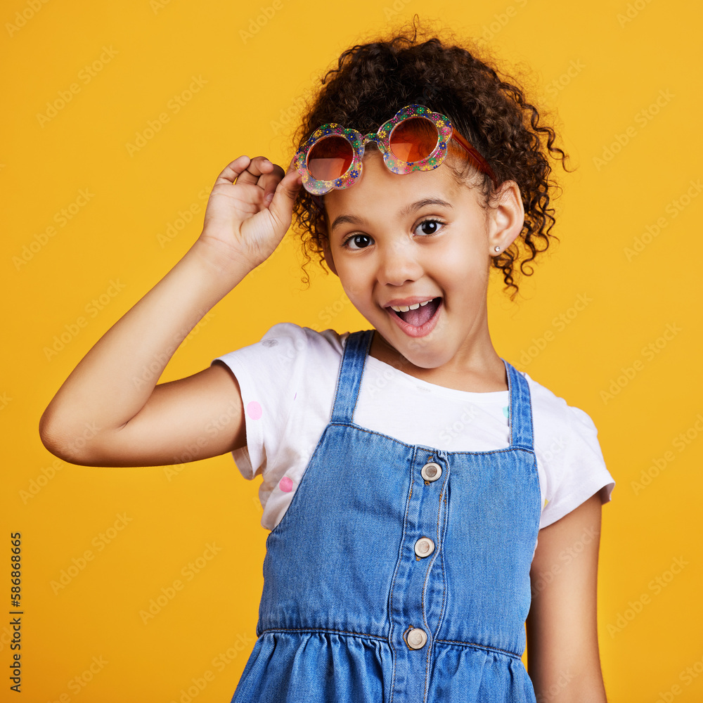 Φωτογραφία Girl child, smile and sunglasses in studio portrait for summer style or happy by yellow background