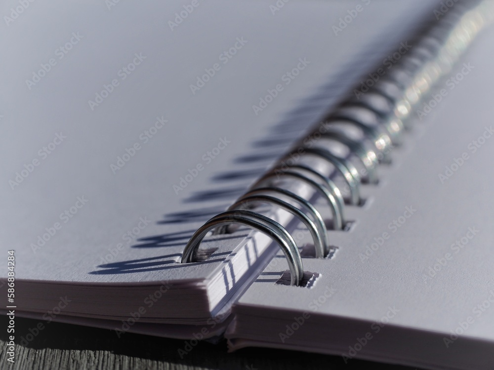 Fondo escolar con macro de libreta en blanco con espiral metálica Fondo escolar con macro de libreta en blanco con espiral metálica