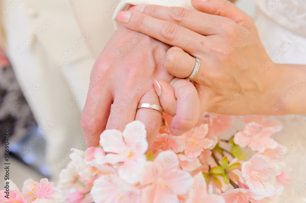 Fototapeta premium 小指を絡ませる新郎新婦 結婚指輪