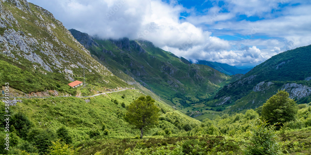 Valley of Sobra, Mountain Range, Picos de Europa National Park, Asturias, Spain, Europe