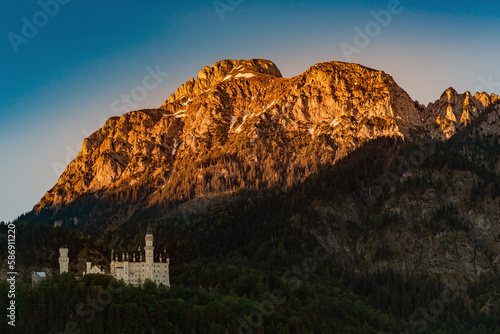 Schloss Neuschwanstein mit Alpenglühen