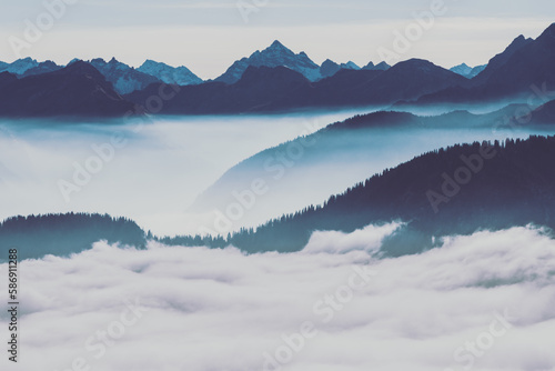 Berge im Nebel 
