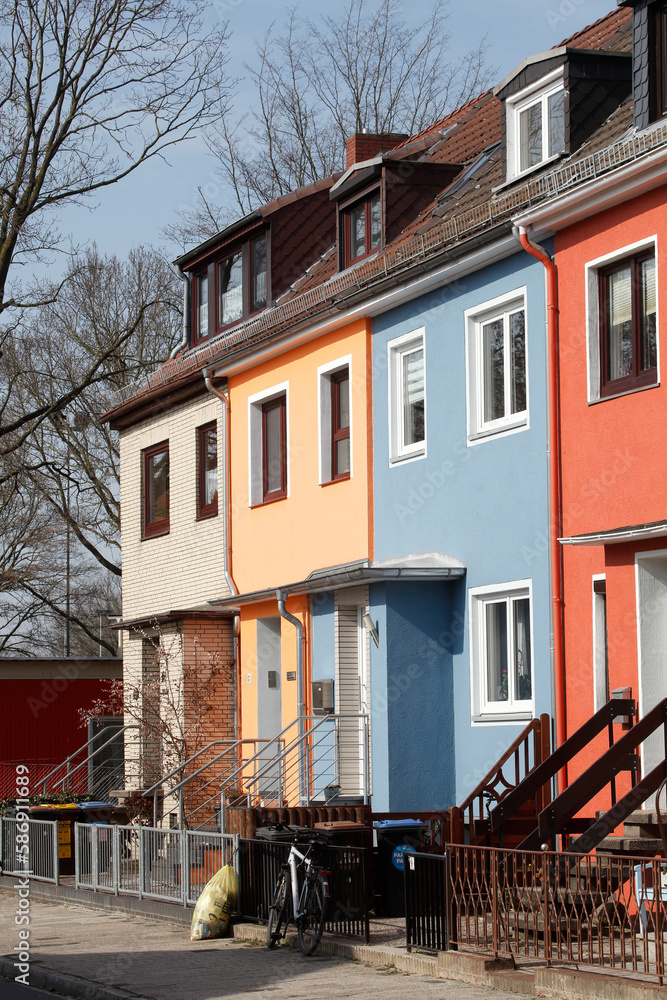 Bunte Häuserzeile im Frühling, Reihenhäuser, Wohngebäude, Findorff, Bremen, Deutschland Bunte Häuserzeile im Frühling, Reihenhäuser, Wohngebäude, Findorff, Bremen, Deutschland