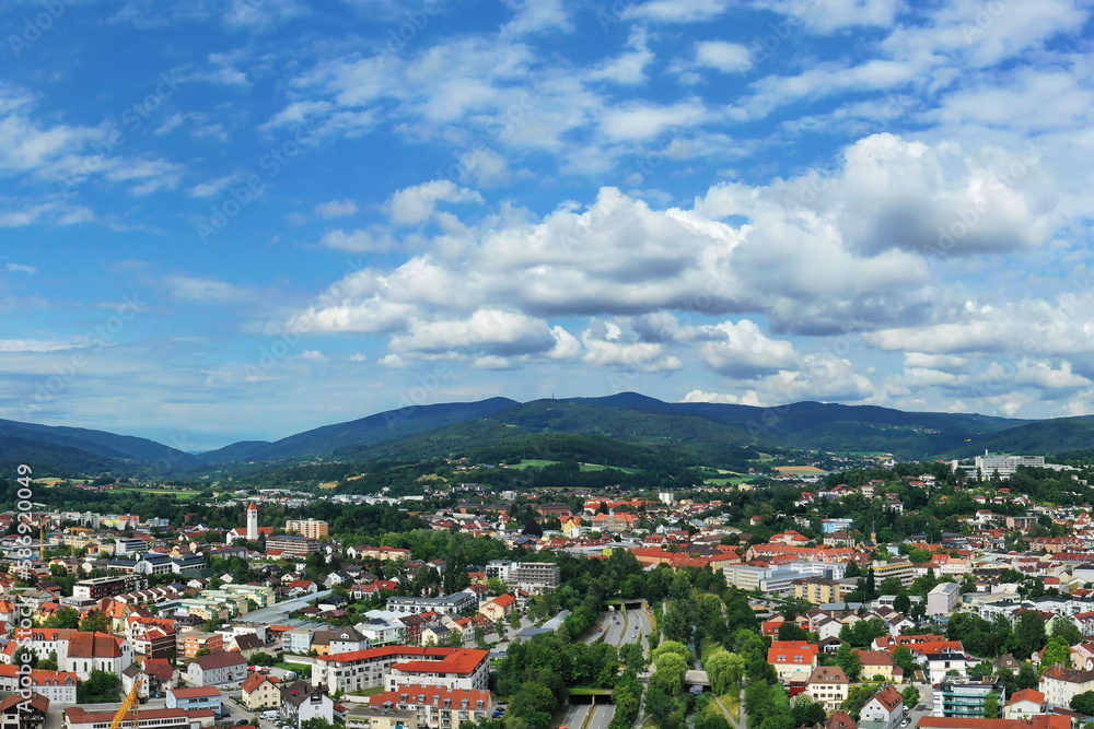 Luftbild von Deggendorf mit Blick auf die historische Altstadt. Deggendorf, Niederbayern, Bayern, Deutschland.