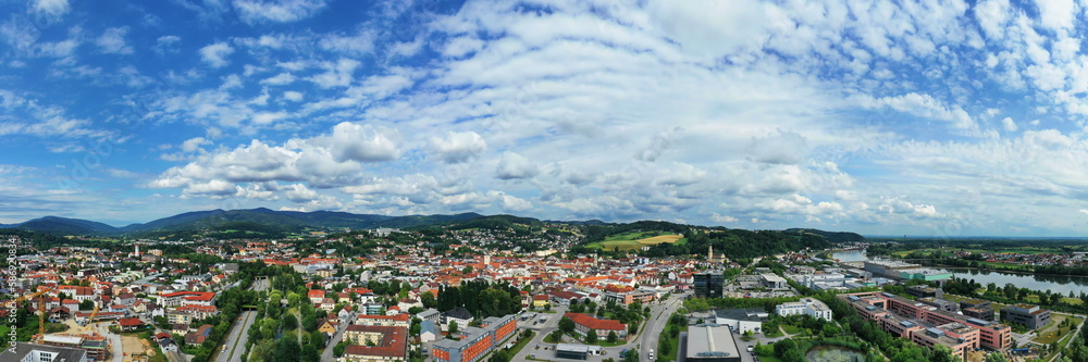 Luftbild von Deggendorf mit Blick auf die historische Altstadt. Deggendorf, Niederbayern, Bayern, Deutschland.