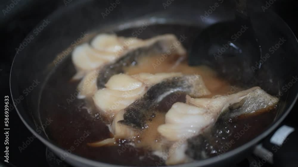 たらの煮つけを作る様子 たらの煮つけを作る様子