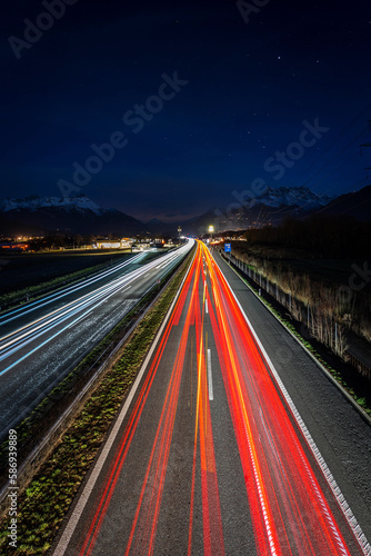 Vue des phares en filé sur l'autoroute le soir à 18h30 en direction du Valais en Suisse