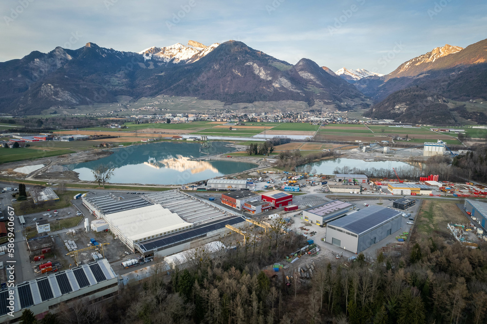 Obraz premium Zone industrielle dans le Chablais Suisse avec les montagnes en arrière plan.