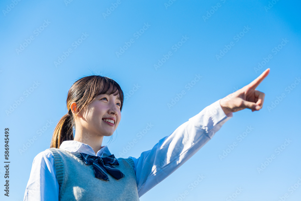 制服で上を指差す女子高生 制服で上を指差す女子高生