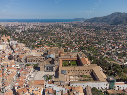 fotografia col drone della cattedrale di monreale