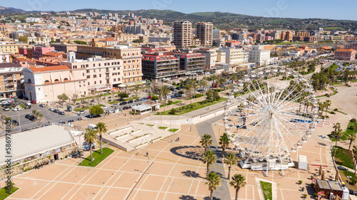 Foto Aerial view of the Ferris wheel located on the waterfront of Civitavecchia in the Metropolitan City of Rome, Italy