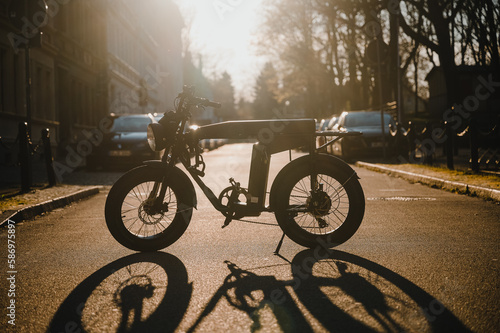 E-Bike Fatbike im Sonnenuntergang