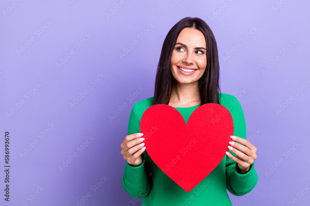 Photo portrait of young latin adorable lady wear green sweater hold red paper love shape look mockup event isolated on violet color background Photo portrait of young latin adorable lady wear green sweater hold red paper love shape look mockup event isolated on violet color background