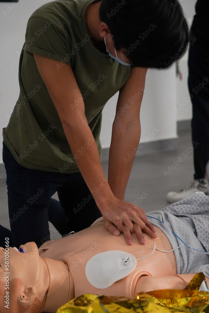 Emergency medicine students attends a circumstantial emergency simulation course led by two emergency physicians.