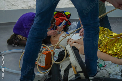 Photos Emergency medicine students attends a circumstantial emergency simulation course led by two emergency physicians
