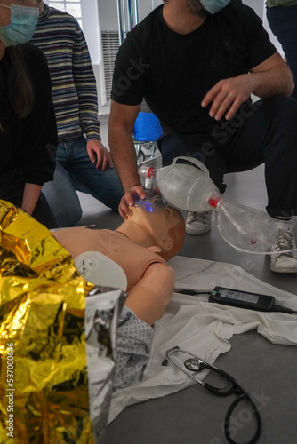 Emergency medicine students attends a circumstantial emergency simulation course led by two emergency physicians.