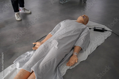 Obraz na plátně Emergency medicine students attends a circumstantial emergency simulation course led by two emergency physicians