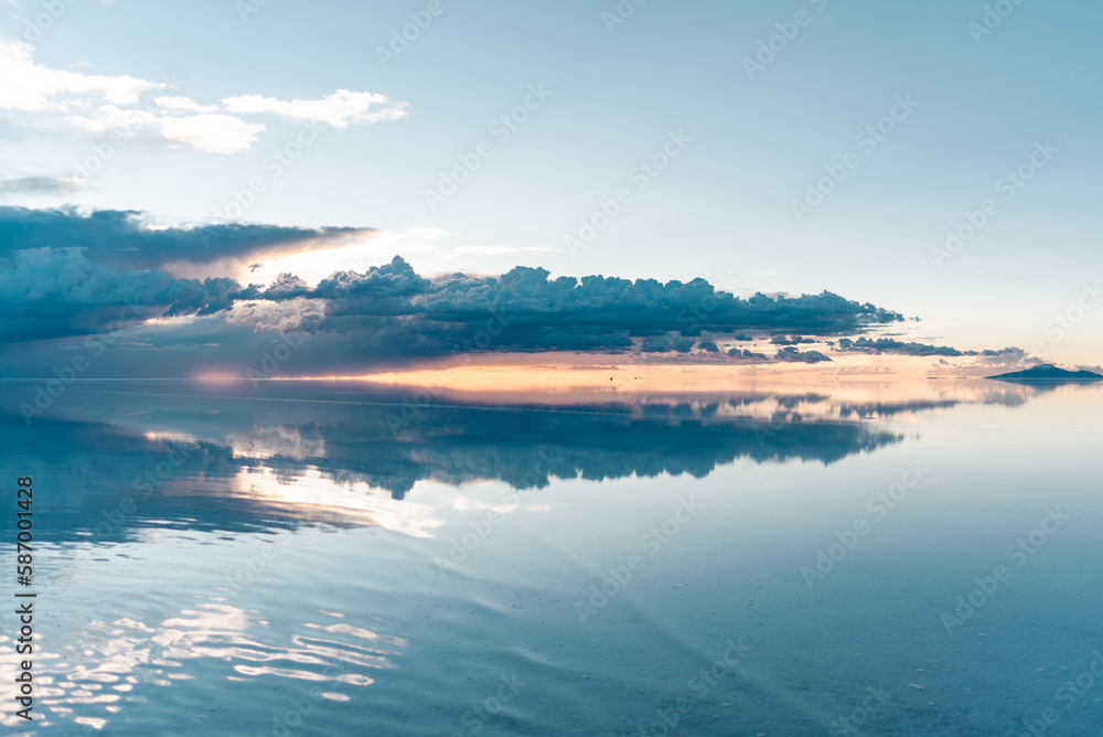 Fototapeta premium sunset with clouds over the Uyuni salt flats