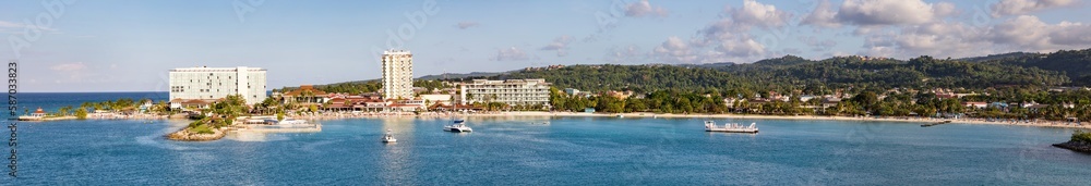 Panorama Ansicht vom Hafen Ocho Rios. Hotels und Strände in der Karibik von Jamaika, Kreuzfahrt.