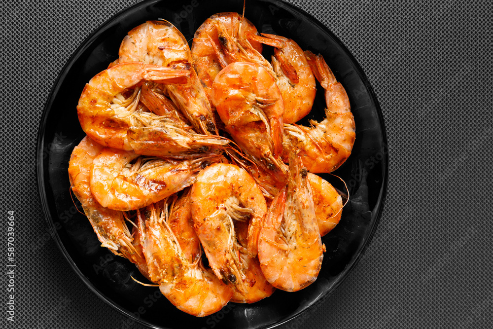 Fototapeta premium Fried shrimp on a dark background top view