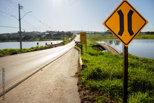 Placa de sinalização de estreitamento da ponte ao lado do Rio dos Bois na cidade de Anicuns. photo