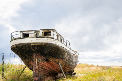 Tableau sur toile Old derelict wooden ship wreck closeup