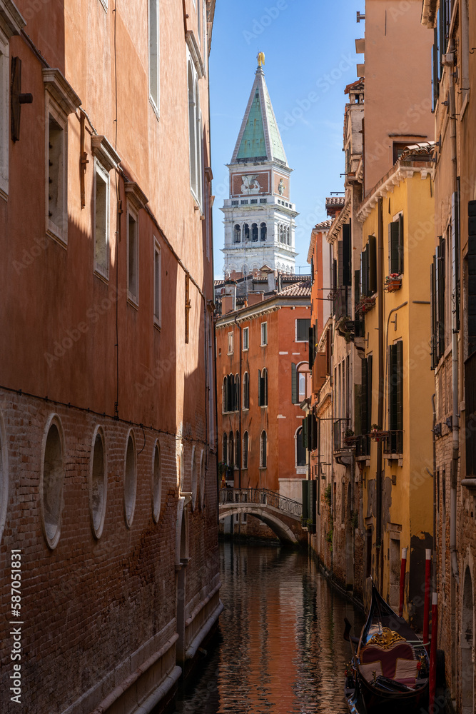 Blick auf San Marco durch eine Gasse in Venedig