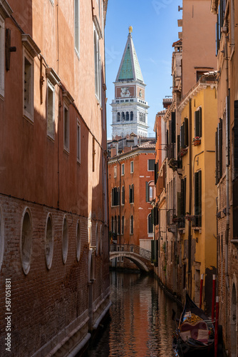Blick auf San Marco durch eine Gasse in Venedig