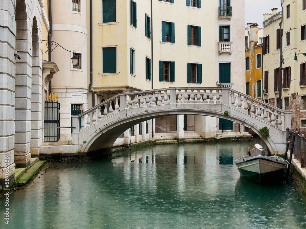 Romantische alte Brücke in Venedig vor einem modernen Gebäude