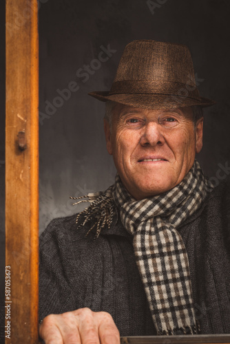 Älterer Mann am Fenster