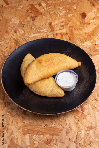 Empanada venezolana de jamon y queso, con salsa 