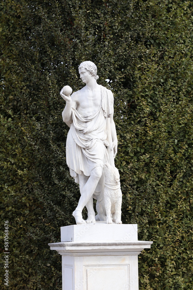 Fototapeta premium statue in the park