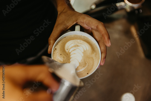 hand pouring latte art