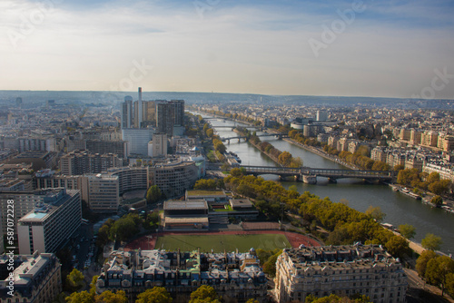 Vista de la ciudad de Paris, Francia, y del rio Sena así como de edificios desde la Torre Eiffel photo