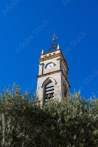 Eglise abbatiale de Saint-Geniès-des-Mourgues, petit village de la plaine languedocienne