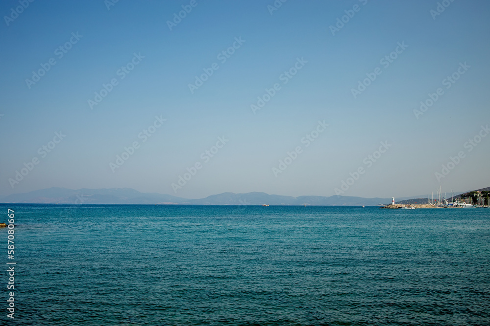Obraz premium A view of a populated Turkish city on the seashore. Mountain horizon of the seashore