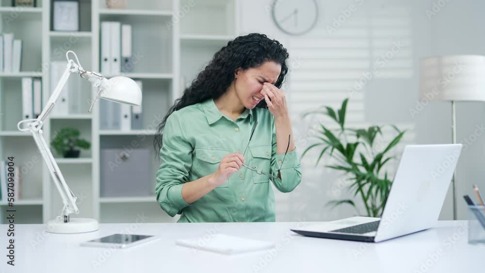 pain in the eyes hurt the employee works at the computer tired